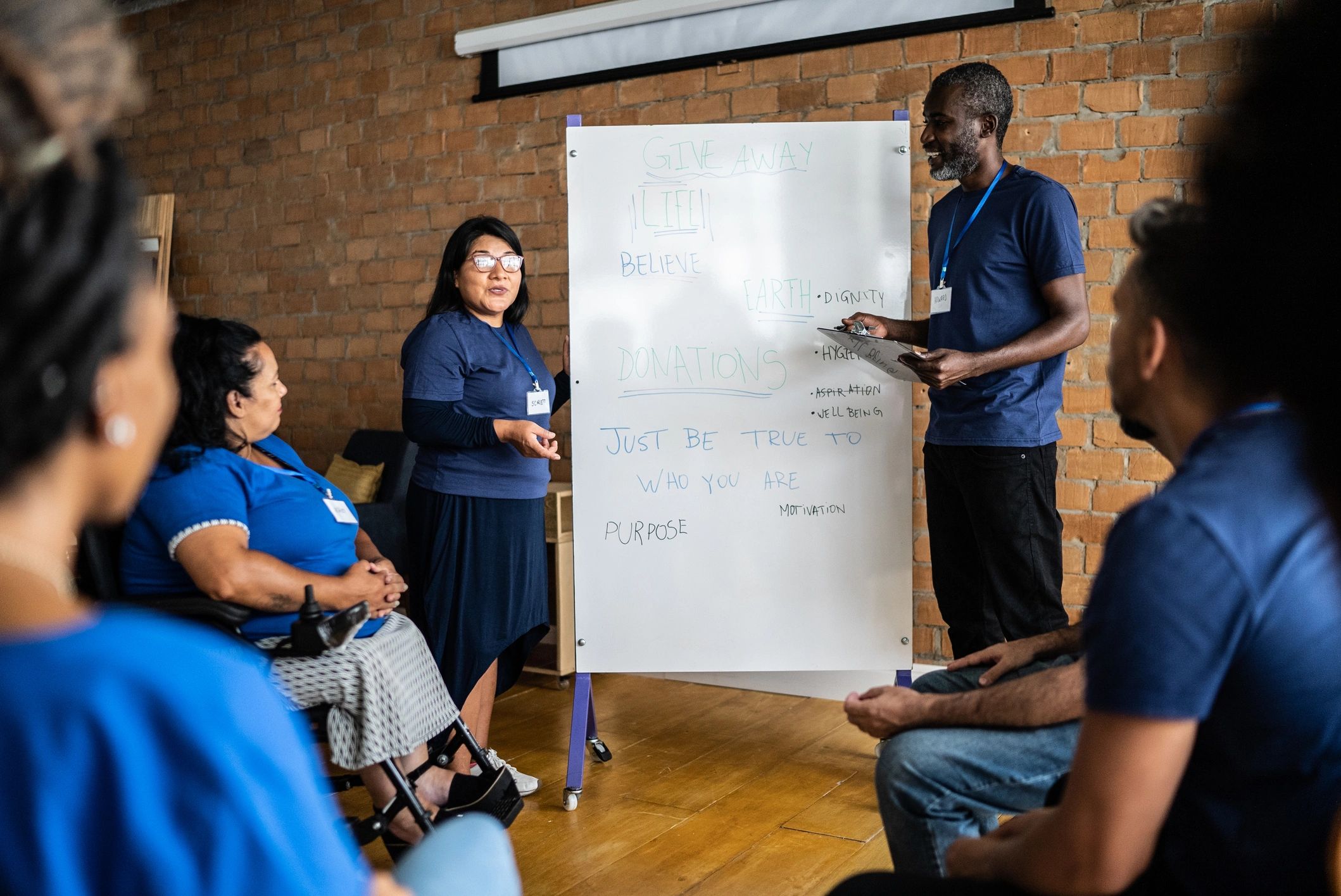 Encontro comunitário com participação diversa em espaço colaborativo