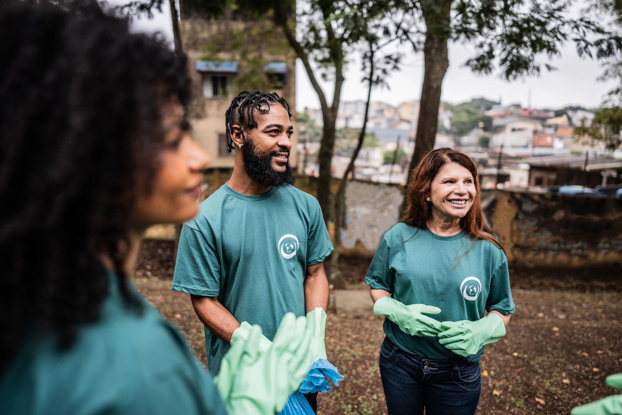 Grupo em atividade colaborativa em espaço público