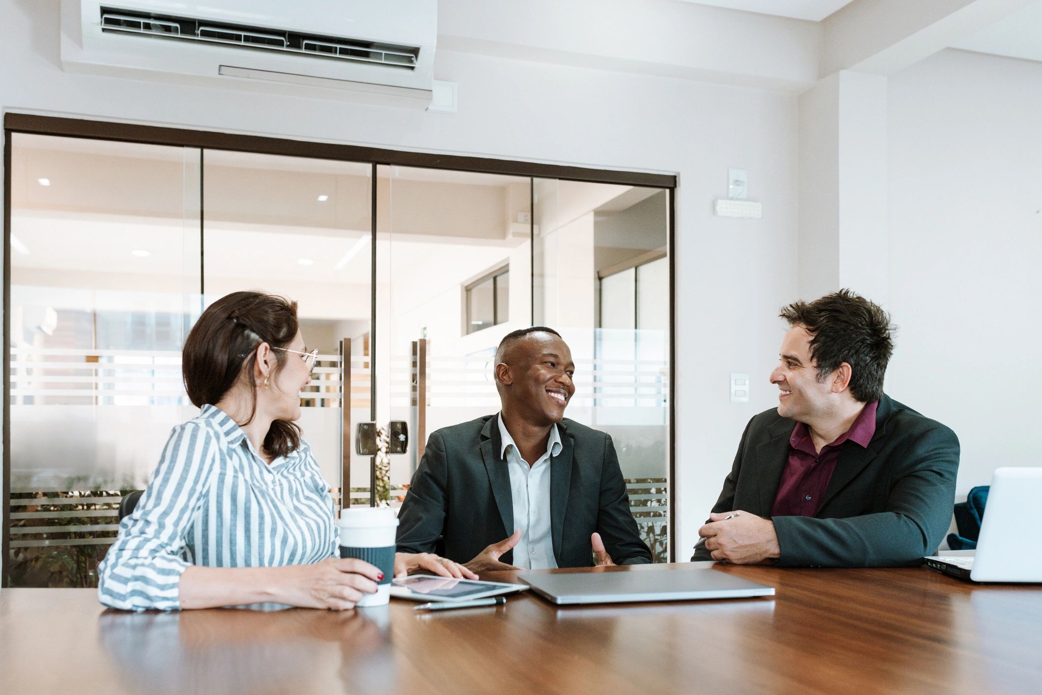 Grupo em reunião de trabalho e planejamento