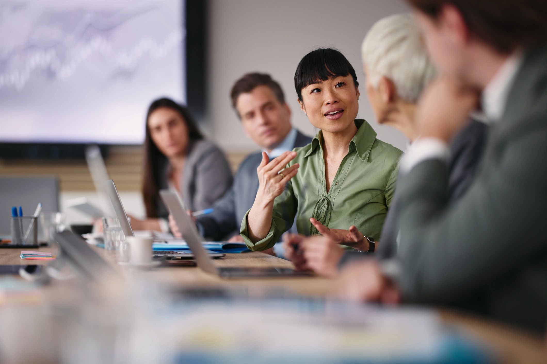 Empreendedoras em conversa durante reunião de trabalho
