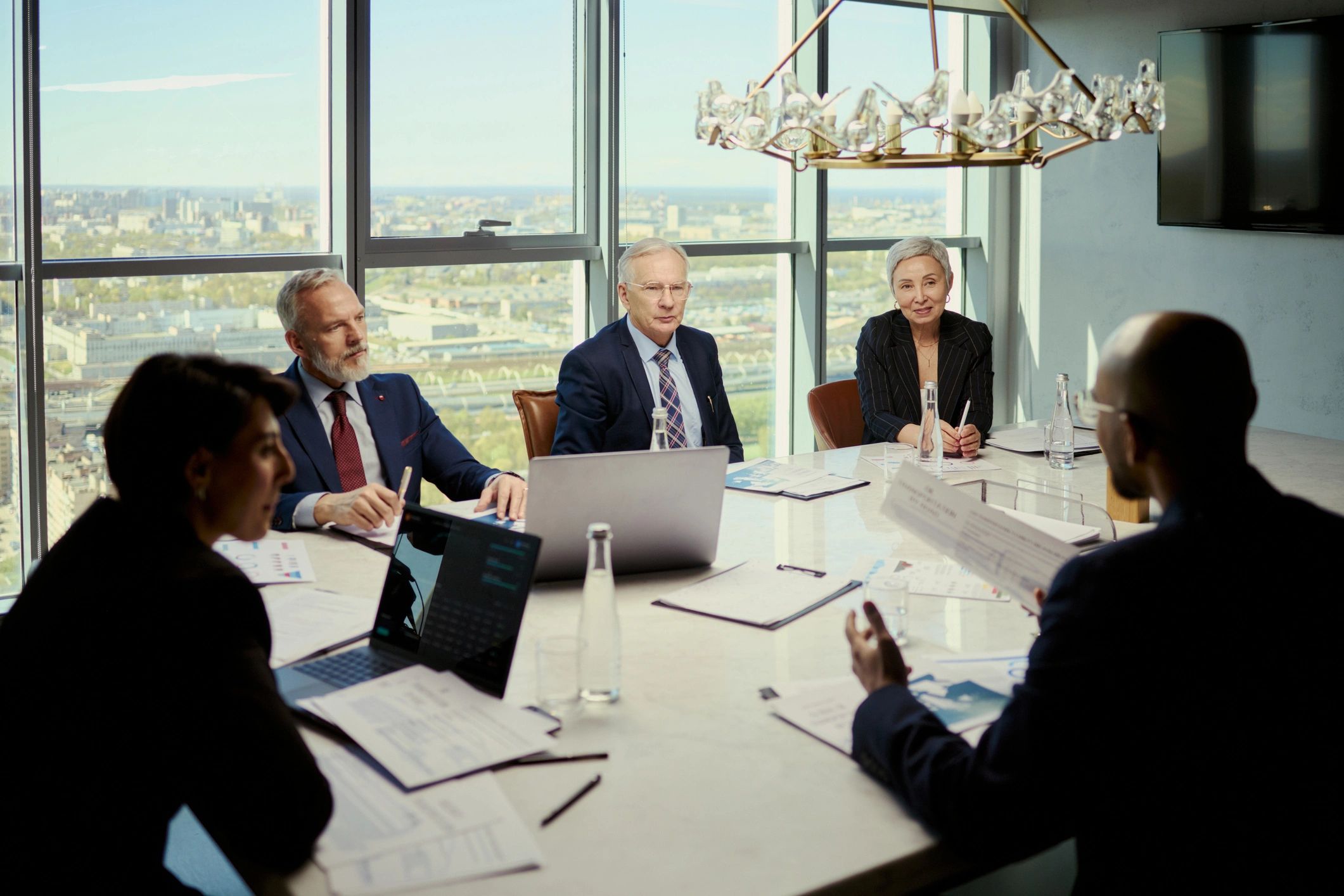 Equipe reunida em sala de reunião corporativa