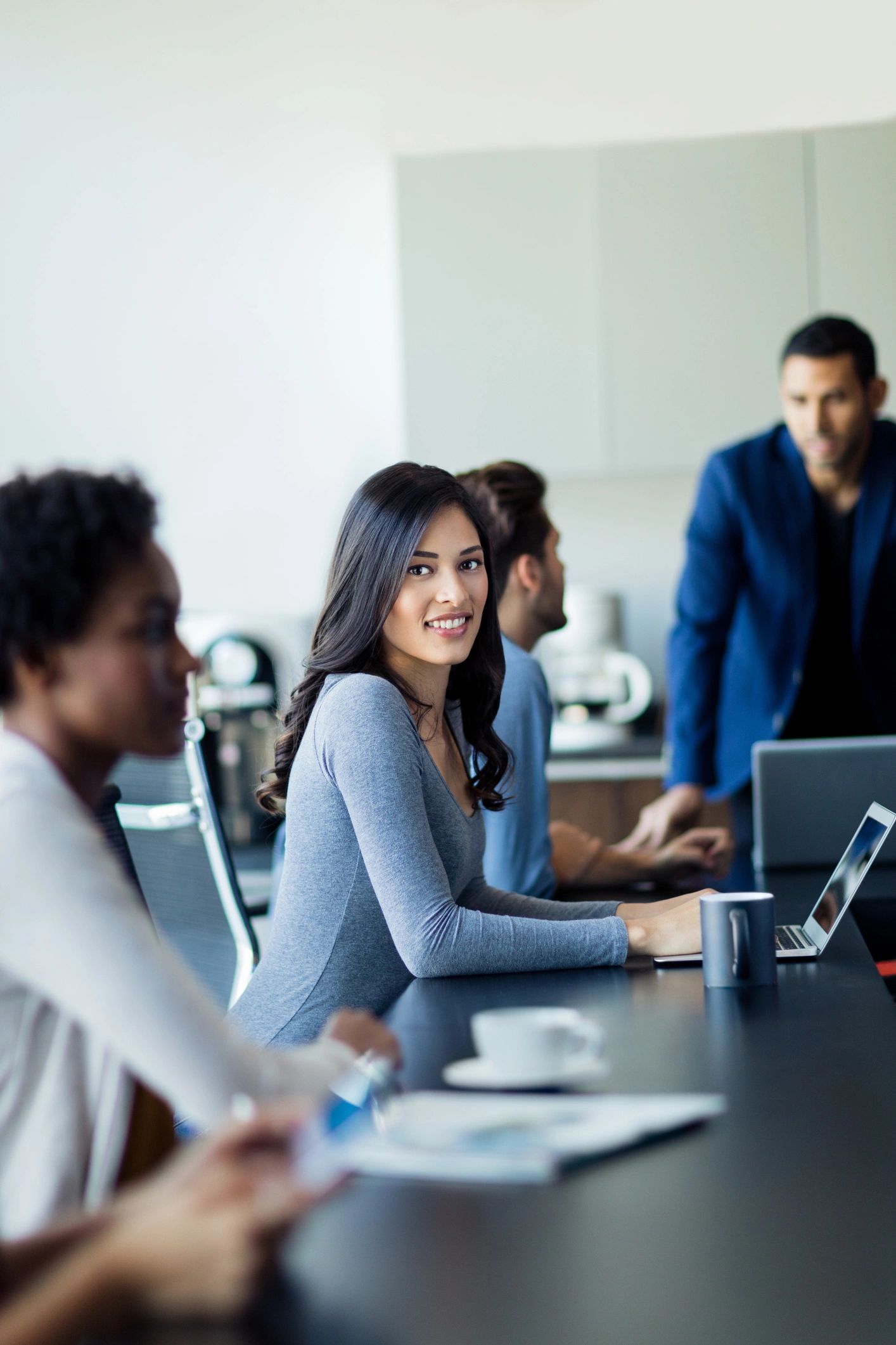 Mulher em encontro profissional representando público beneficiado por ações formativas